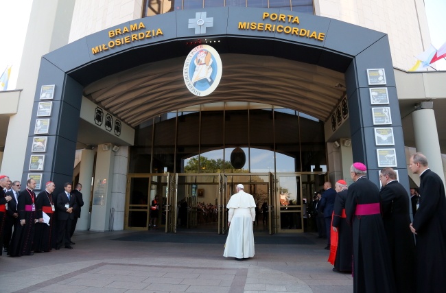 Papież Franciszek wchodzi do bazyliki Bożego Miłosierdzia w krakowskich Łagiewnikach. fot.PAP/Paweł Supernak