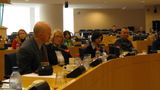 3 marca 2009 r. Parlament Europejski w Brukseli. Autor informuje uczestników konferencji o akcji "Przypomnijmy o Rotmistrzu"