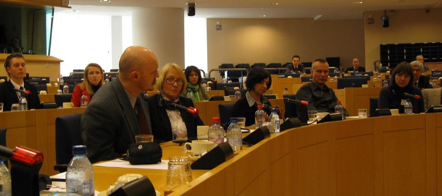 3 marca 2009 r. Parlament Europejski w Brukseli. Autor informuje uczestników konferencji o akcji "Przypomnijmy o Rotmistrzu"