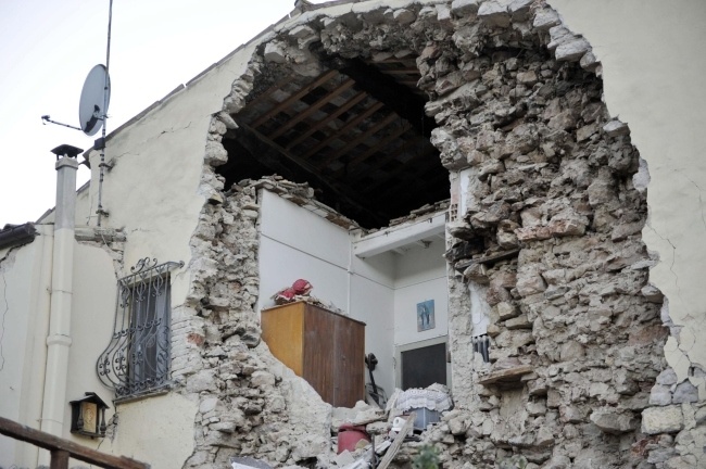 Zniszczony budynek w Pieve Torina w regionie Marche, fot. PAP/EPA/CRISTIANO CHIODI