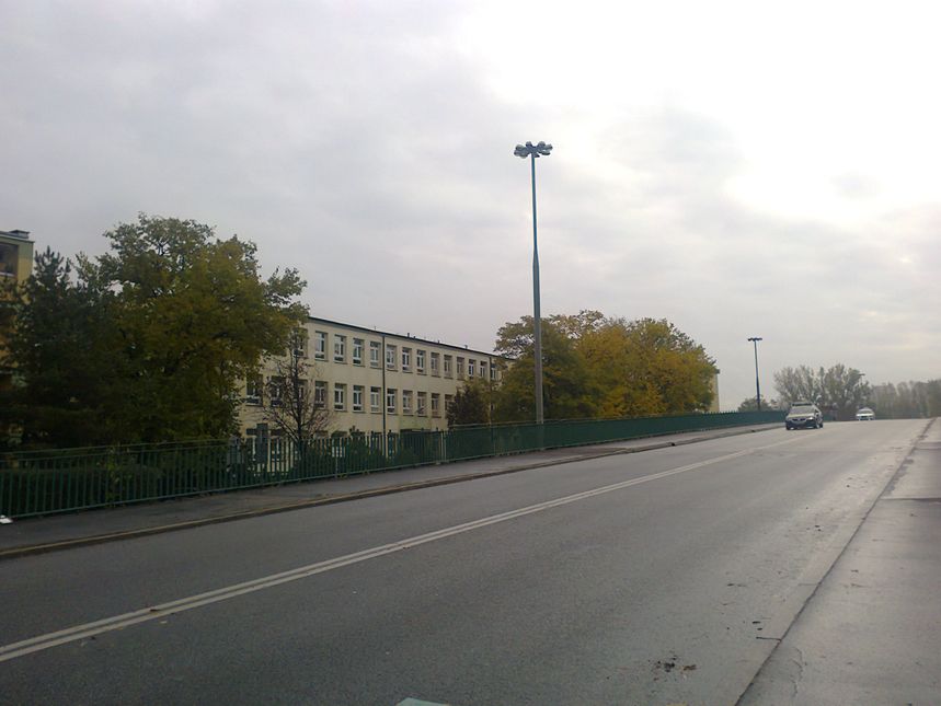 Szkoła 143 w Warszawie na rogu ruchliwych ulic Al.St.Zj. i Saskiej-kładka hałaśliwa
CZEKAMY NA EKRANY !!!