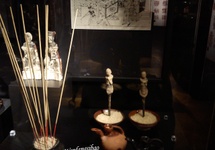 Utensylia kultu przodków. Po lewej figurki zmarłych rodziców, po prawej figurki służących w miseczkach z ryżem