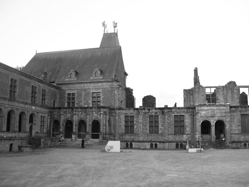 ruiny zamku, od których się zaczęło | Puy du Fou | lipiec 2012  | fot. JK |