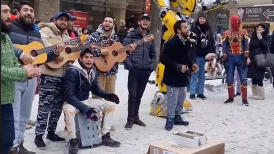 Na Krupówkach mieszkańcy i turyści zmagają się z głośną muzyką w wykonaniu romskich kapel. (fot. TikTok)