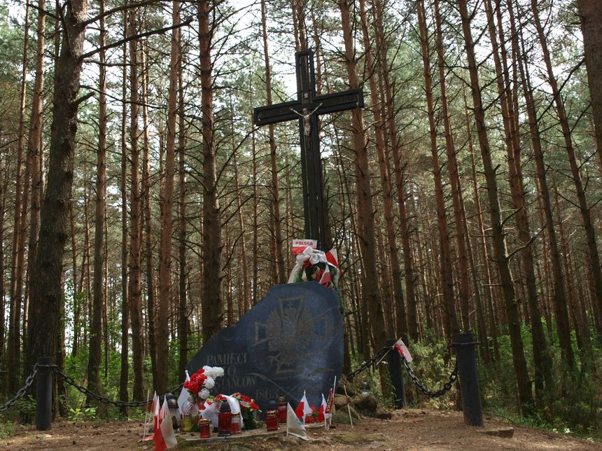 Okolice Bohatyrowicz. Mogiła powstańców z 1863 r. Gdzieś niedaleko grobu Jana i Cecylii