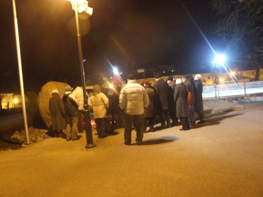"Oblężona" przeze mnie grupka wyznawców PiS na rynku Błonia, 10 lutego 2011 roku, godzina 19.15