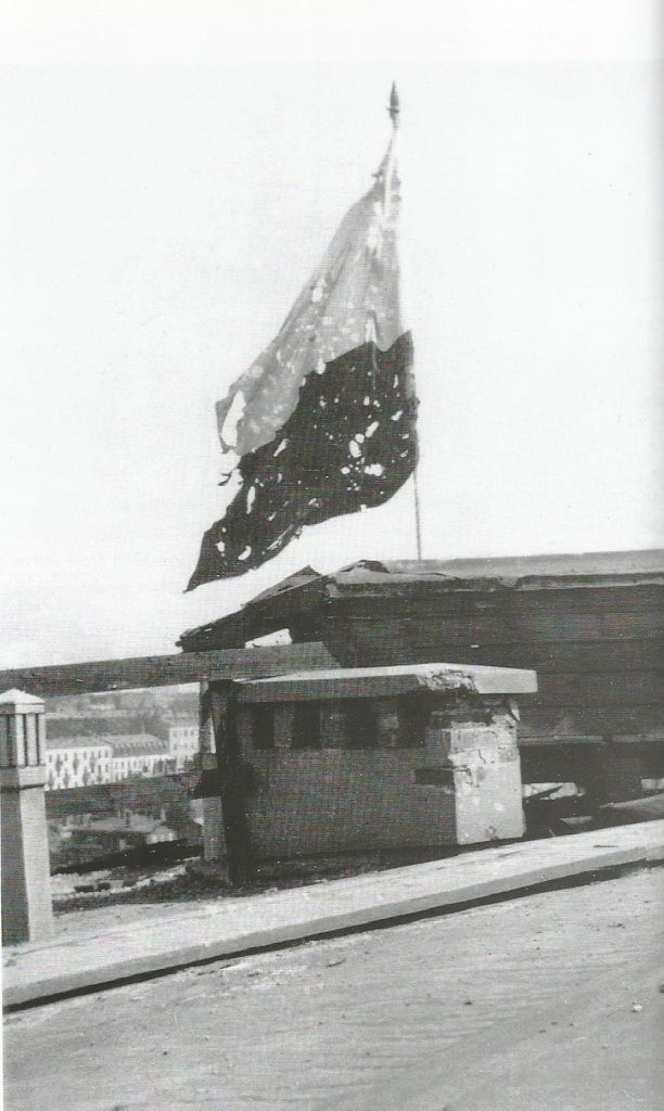 Biało-czerwona nad powstańczą Warszawą w sierpniu 1944 r.
