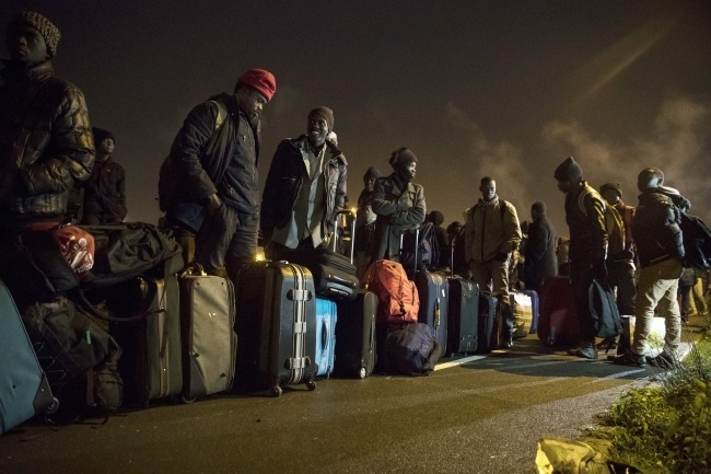 Kolejki przed ośrodkiem rejestracyjnym w Calais, fot. PAP/EPA/ETIENNE LAURENT