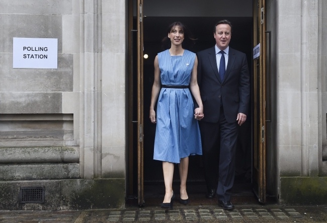 Brytyjski premier David Cameron z żoną po wyjściu z lokalu wyborczego,  	fot. PAP/EPA/FACUNDO ARRIZABALAGA