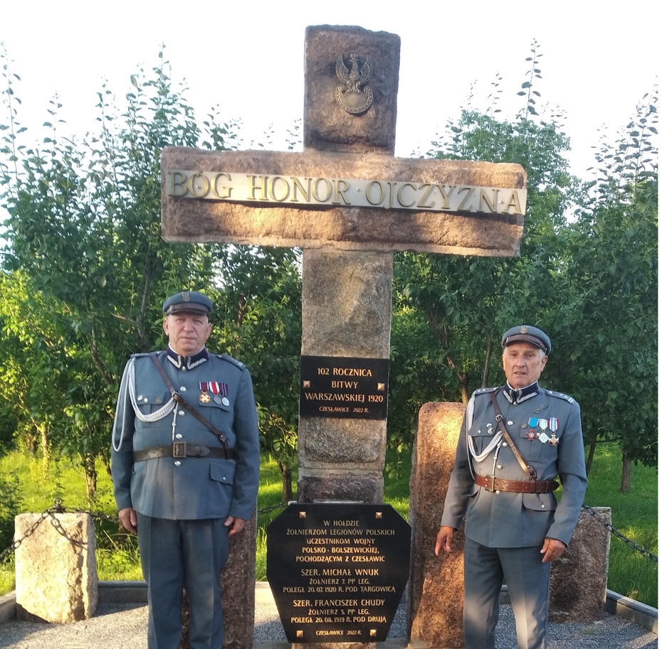 Na zdjęciu autor idei budowy pomnika Kazimierz Goluch (po prawej) i jeden z działaczy wspierających projekt Bolesław Padło w mundurach Związku Piłsudczyków . fot. autor
