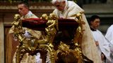 Benedykt XVI pogrążony w modlitwie w Bazylice św. Piotra w Rzymie podczas Pasterki, 24.12.2012 roku