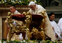 Benedykt XVI pogrążony w modlitwie w Bazylice św. Piotra w Rzymie podczas Pasterki, 24.12.2012 roku