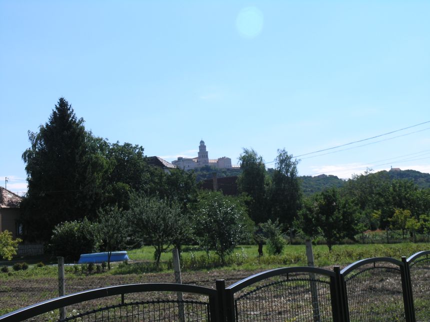 widok na opactwo w całej okazałości z podnóża góry klasztornej