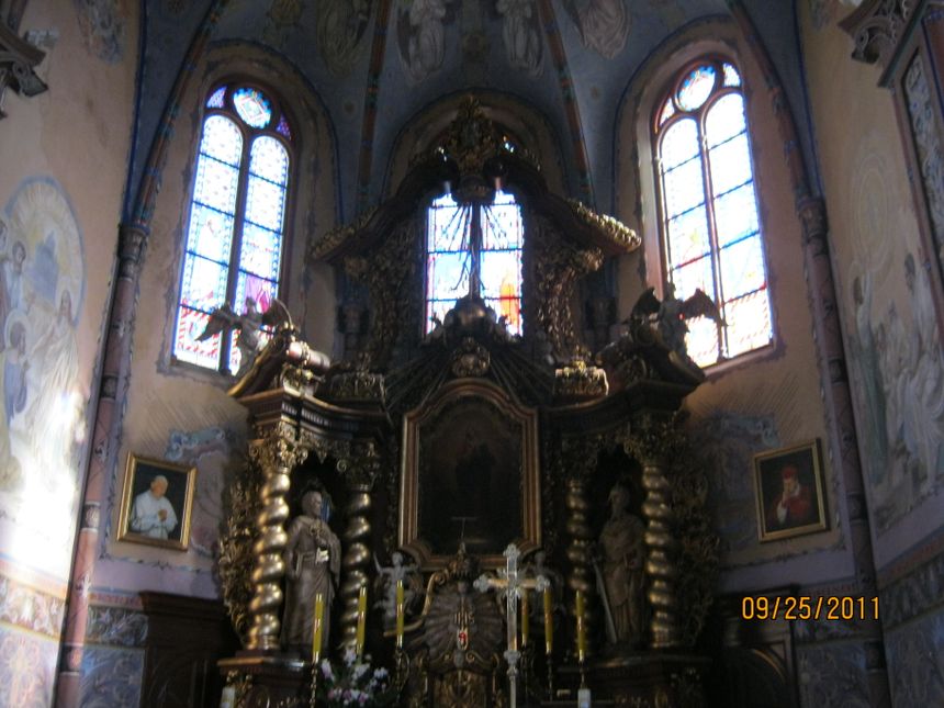 Ołtarz główny i obraz M. Boskiej uratowany w 1940 z kościoła pojezuickiego   foto graf13