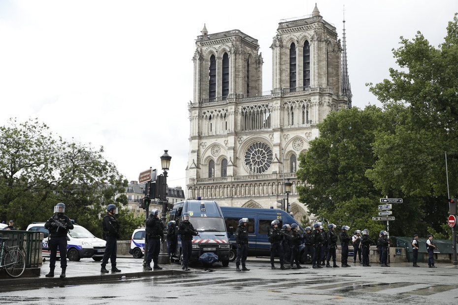 Policjanci pilnują placu przed katedrą Notre Dame, fot. PAP/EPA/YOAN VALAT