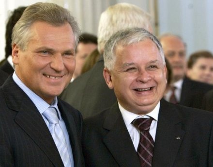 Aleksander Kwaśniewski i Lech Kaczyński /AFP
Prezydenci Kaczyński i Kwaśniewski są "na ty"
