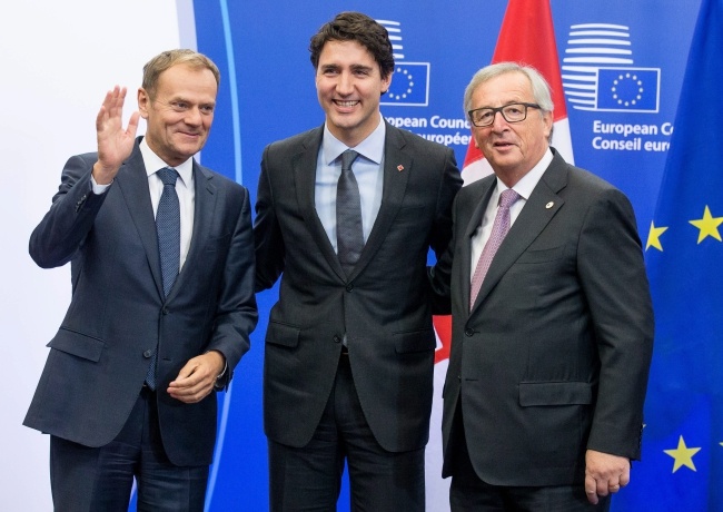 Donald Tusk, Jean-Claude Juncker i Justin Trudeau. Fot. EPA/STEPHANIE LECOCQ
