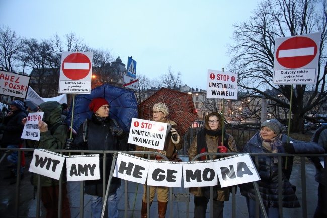 Protest na Wawelu. fot. PAP/Stanisław Rozpędzik