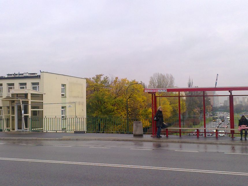 Szkoła 143 w Warszawie na rogu ruchliwych ulic Al.St.Zj. i Saskiej-kładka hałaśliwa