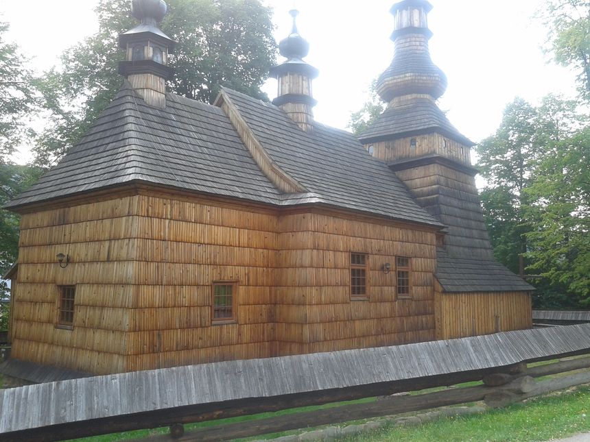 Drewniany kościółek w Ropicy Górnej