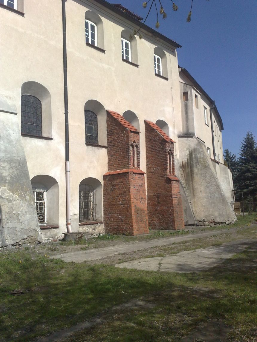 Czerwińsk nad Wisłą - boczne skrzydło klasztoru od strony skarpy wiślanej.