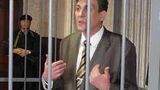 E Kaczanowski zeznaje na procesie na sali sądowej w specjalnej klatce z kratami. mającej go dodatkowo upokorzyć, 2011.