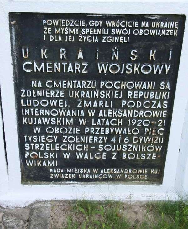 Pamiątkowa tablica na cmentarzu w Aleksandrowie Kujawskim