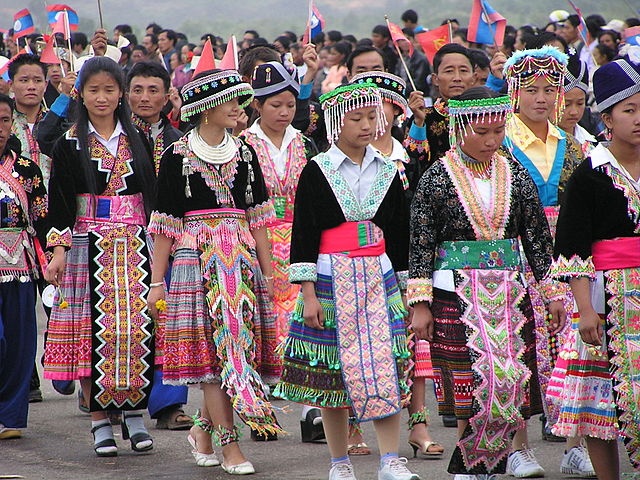 Parada kobiet Hmong w tradycyjnych strojach