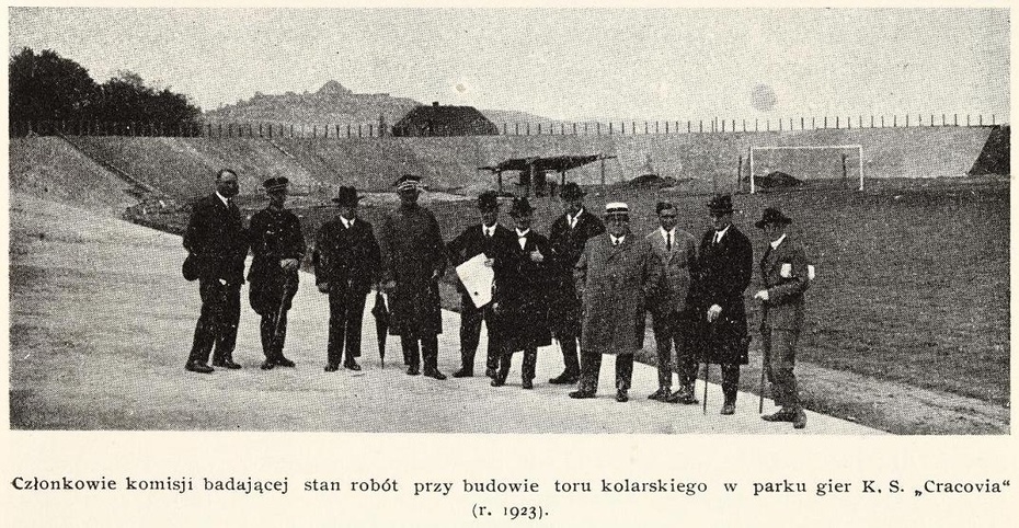 Budowa toru kolarskiego KS Cracovia w 1923 r. W tle kopiec Kościuszki.