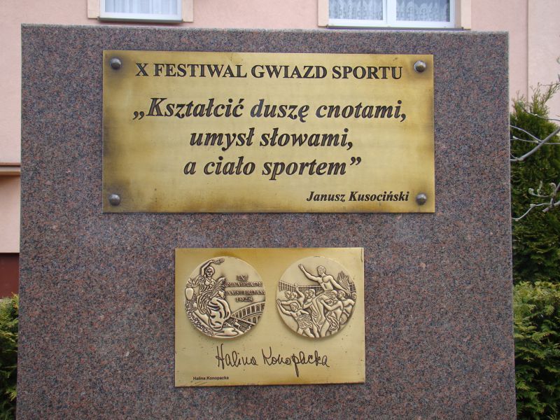 Dziwnów - jedna z tablic przy Alei Gwiazd Sportu.