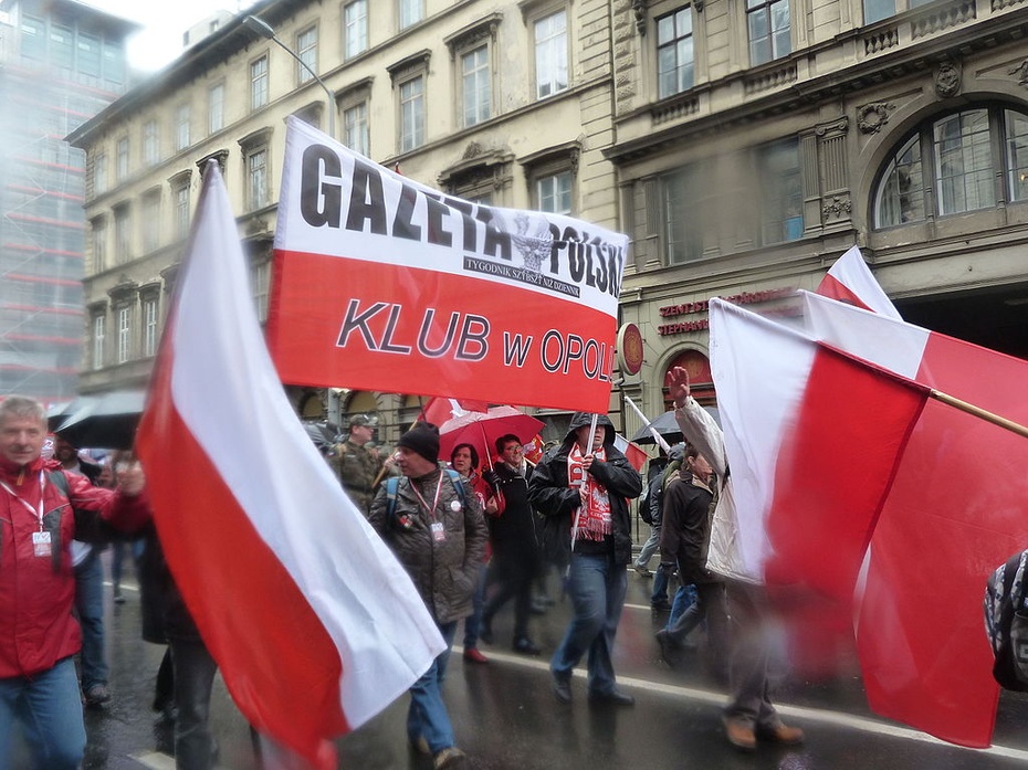 Przedstawiciele Klubów "Gazety Polskiej" na marszu w Budapeszcie w 2016 r., fot. Wikimedia Commons/Elekes Andor