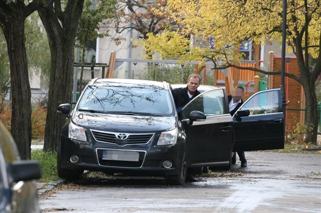 Donald Tusk za kierownicą - tym razem samochodu. Fot. "Fakt.pl"