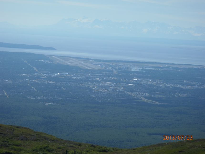 Widok z góry na Anchorage. Tu zmierzamy. ZbZ