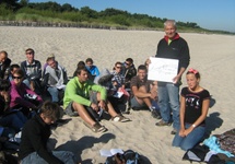 Plaża w Jastarni. Autor notki objaśnia studentom genezę Półwyspu Helskiego.