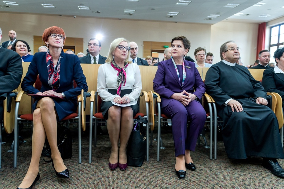 Elżbieta Rafalska, Beata Kempa, premier Beata Szydło i o. Tadeusz Rydzyk podczas konferencji w Toruniu, fot. PAP/Tytus Żmijewski