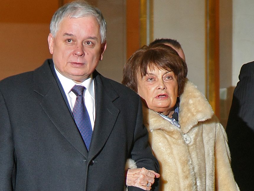 Jadwiga Kaczyńska z Synem Prezydentem Lechem Kaczyńskim na premierze filmu "Popiełuszko, Wolność jest w Nas" w Teatrze Narodowym