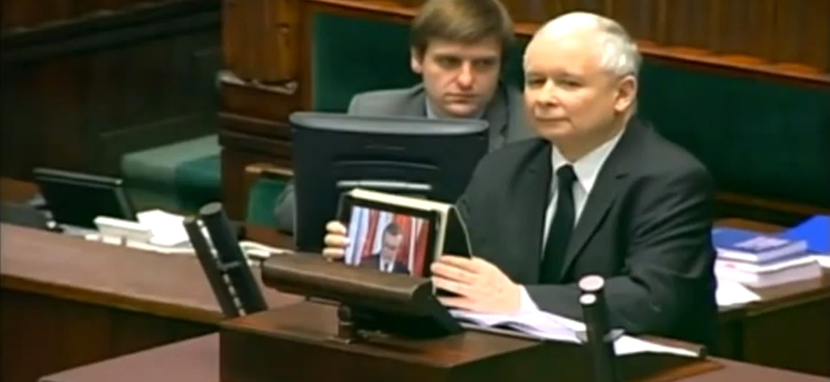Jarosław Kaczyński prezentuje w Sejmie nagrane wystąpienie prof. Glińskiego. www.sejm.gov.pl
