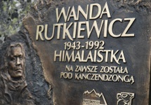 Pamiątkowa tablica poświęcona Wandzie Rutkiewicz na Cmentarzu pod Osterwą w Tatrach Słowackich