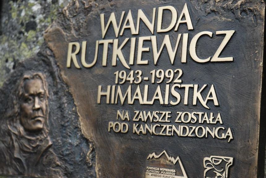 Pamiątkowa tablica poświęcona Wandzie Rutkiewicz na Cmentarzu pod Osterwą w Tatrach Słowackich