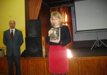 Dyrektor MIK p.Małgorzata Życzkowska-Czesak prezentuje "Ochotnika" w Salezjańskim LO w Lubinie.