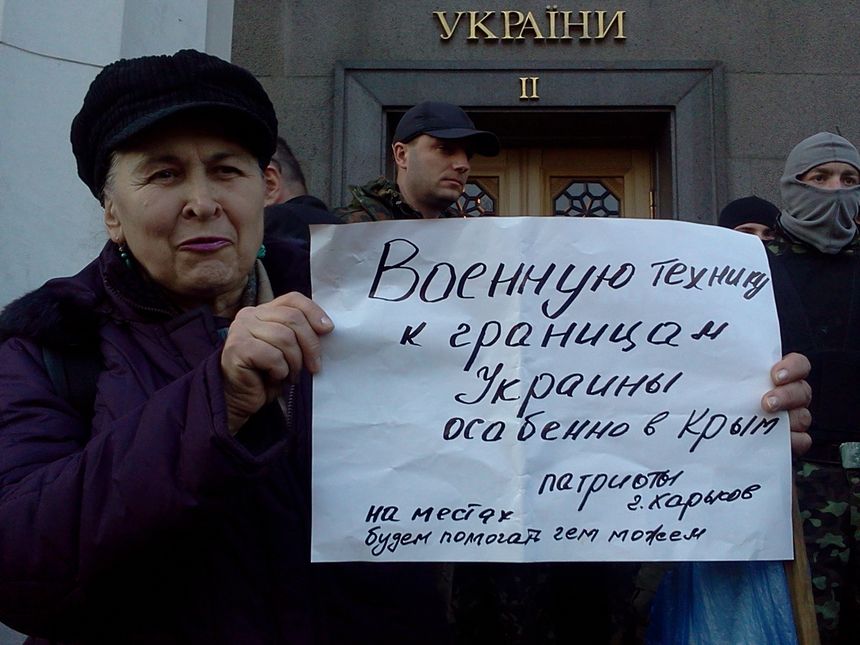Kobieta-emerytka przyjechala za wlasne pieniadze z Charkowa, pod Rada Najwyzsza Ukrainy