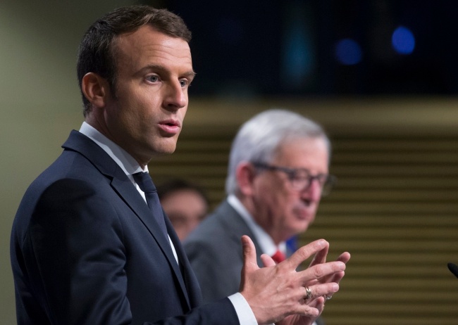 mmanuel Macron i Jean-Claude Juncker. fot. PAP/EPA/OLIVIER HOSLET