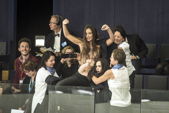 Aktywistki Femen podczas debaty o polskich kobietach w Parlamencie Europejskim w Strasburgu, fot. PAP/Wiktor Dąbkowski