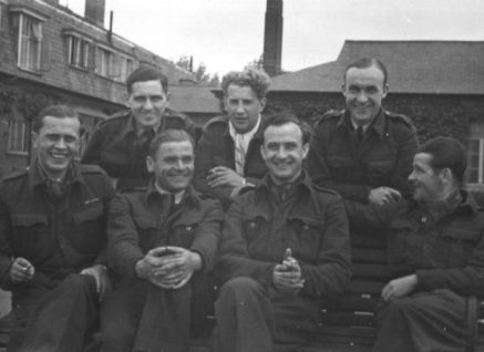 Piloci 306. Dywizjonu. W pierwszym rzędzie od lewej: Jeka, Gil, Pietrzak, nn. W drugim od lewej: Pentz, Luziński, Szpakowicz.