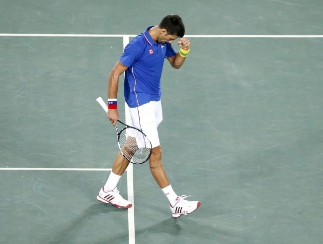 Serb Novak Djokovic nieoczekiwanie przegrał, fot. PAP/EPA/MICHAEL REYNOLDS