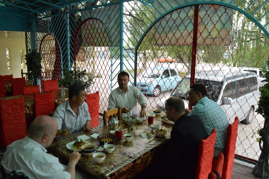 w restauracji, z wójtem gminy, w dungańskiej wiosce Aleksandrowka, 18 lipca AD 2016.