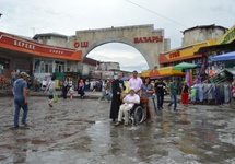 Wejście główne na Bazar Oszski w Biszkeku, 22 lipca 2016.