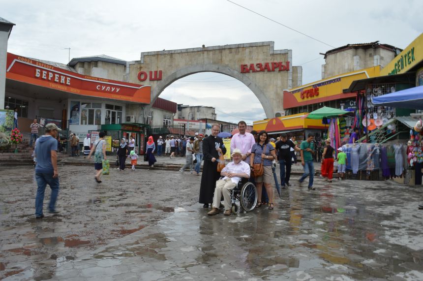 Wejście główne na Bazar Oszski w Biszkeku, 22 lipca 2016.