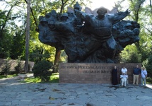 My z panem Feliksem, Pomnik Bohaterów Wielkiej Wojny Ojczyźnianej 1941 - 1945, Ałmaty, 20 lipca 2016.