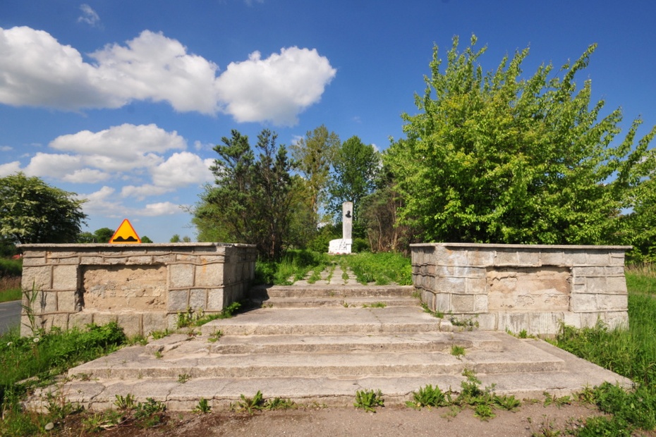 Pomnik Czerniachowskiego w Pieniężnie